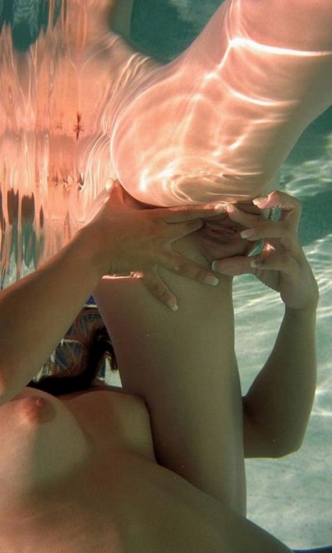 Лесбиянка лижет писю партнерши под водой 12 фотография