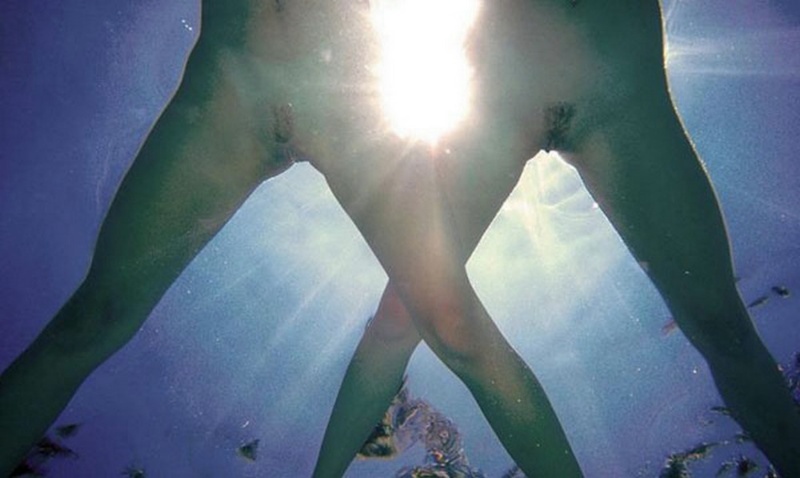Лесбиянка лижет писю партнерши под водой 17 фотография