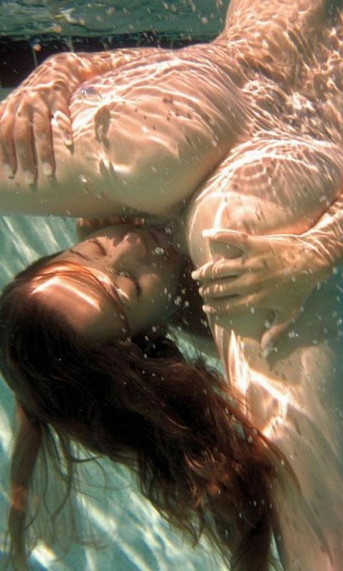 Лесбиянка лижет писю партнерши под водой 5 фотография
