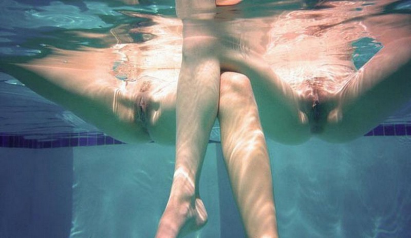 Лесбиянка лижет писю партнерши под водой 10 фотография