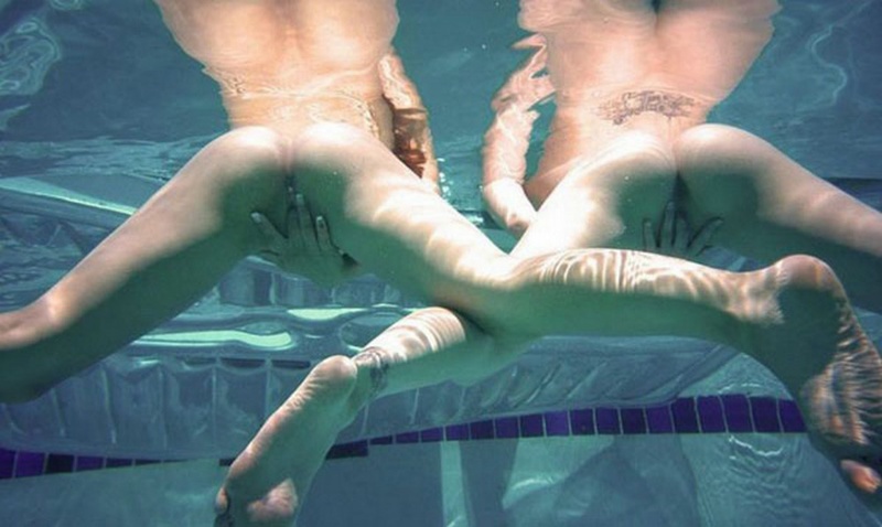 Лесбиянка лижет писю партнерши под водой 9 фотография