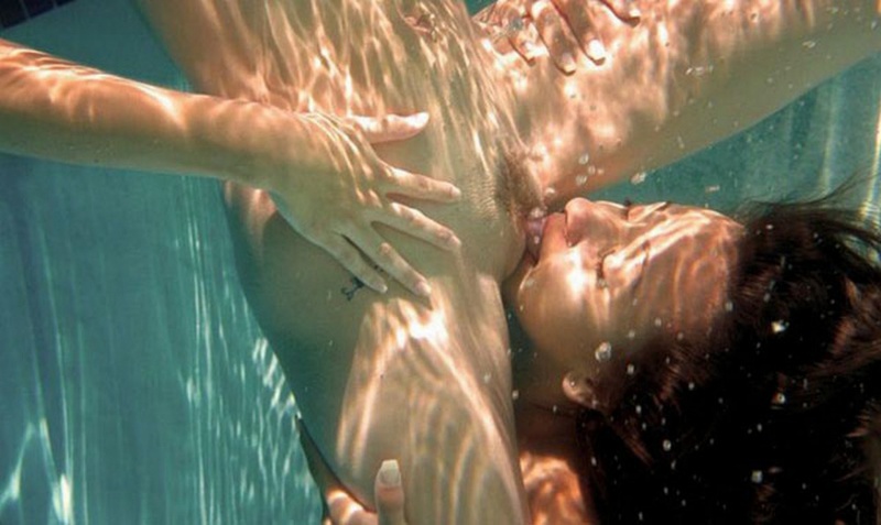 Лесбиянка лижет писю партнерши под водой 6 фотография