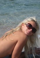 Блондинки на пляже отдыхает без лифчика 13 фото