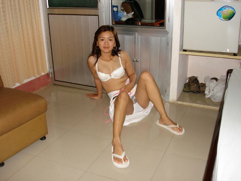 23 летняя Азиатка в отеле показывает волосатую киску 9 фотография