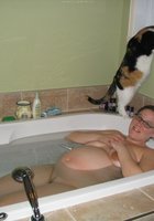 Беременная чувиха купается в ванне 7 фото