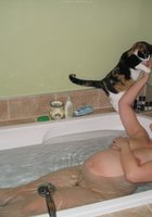 Беременная чувиха купается в ванне 5 фото