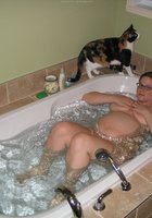 Беременная чувиха купается в ванне 3 фотография