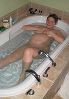 Беременная чувиха купается в ванне 2 фотография