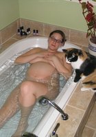 Беременная чувиха купается в ванне 8 фото