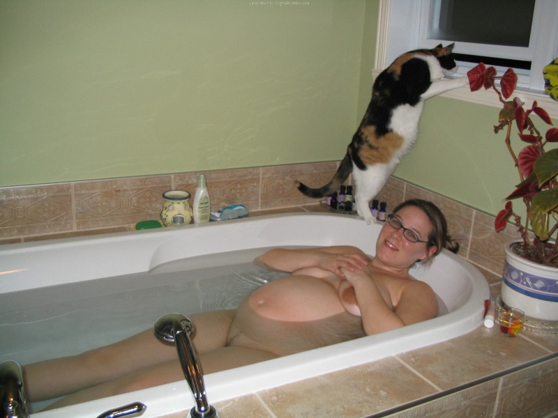 Беременная чувиха купается в ванне 7 фотография