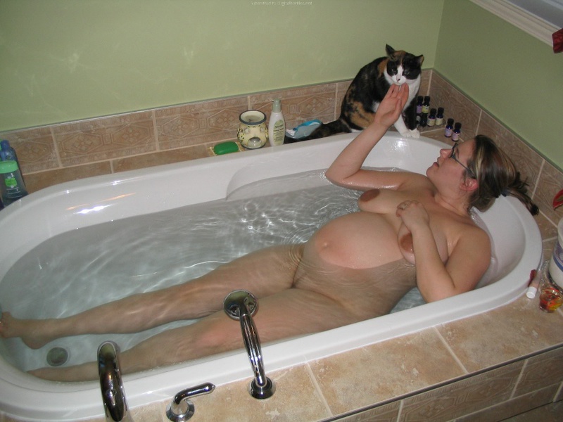Беременная чувиха купается в ванне 6 фотография