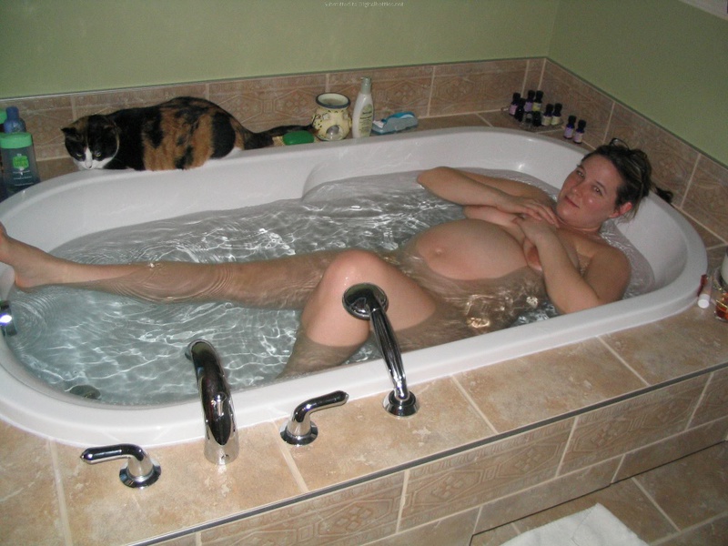 Беременная чувиха купается в ванне 1 фотография