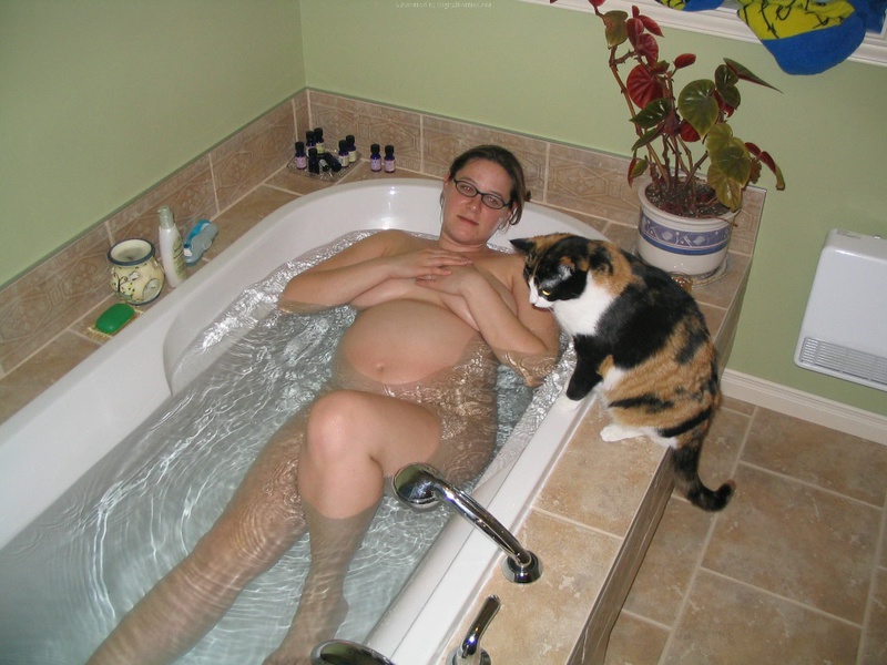 Беременная чувиха купается в ванне 8 фотография