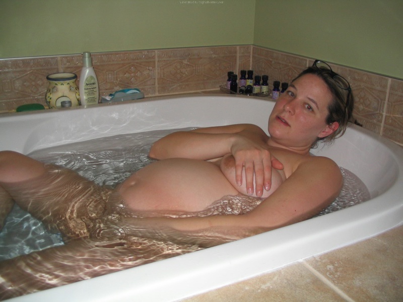 Беременная чувиха купается в ванне 10 фотография