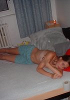 Молодая лежа на кровати сняла трусы чтобы поласкать вагину 9 фотография