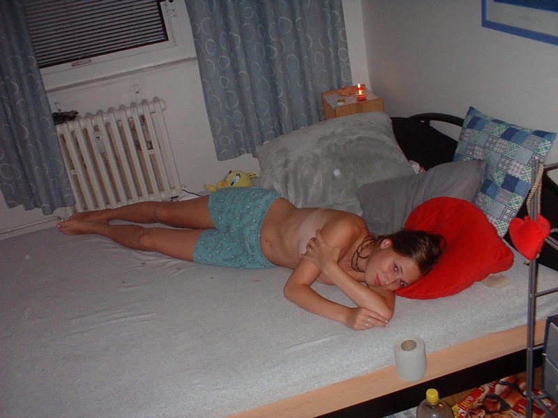 Молодая лежа на кровати сняла трусы чтобы поласкать вагину 9 фотография