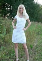 Блонда показала голую киску под белым платьем на природе 13 фотография