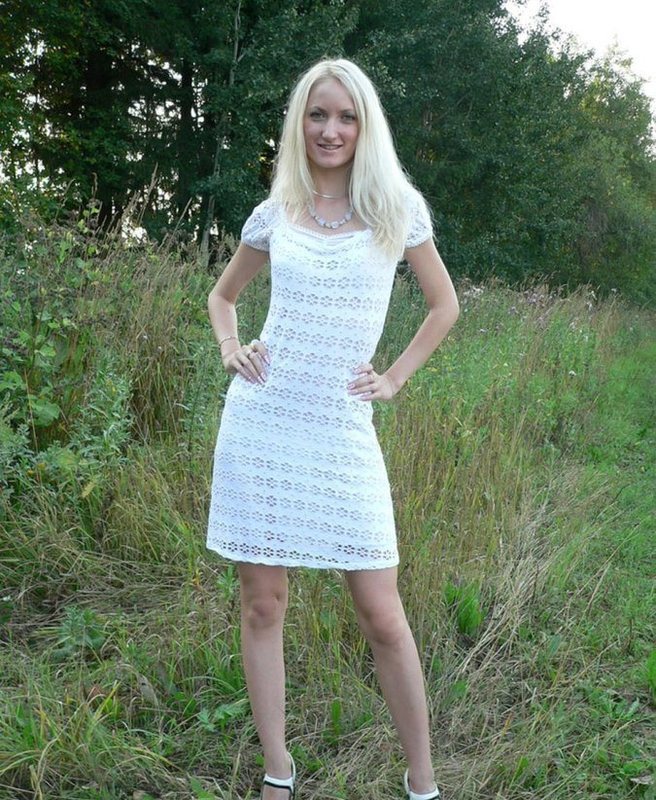 Блонда показала голую киску под белым платьем на природе 13 фотография