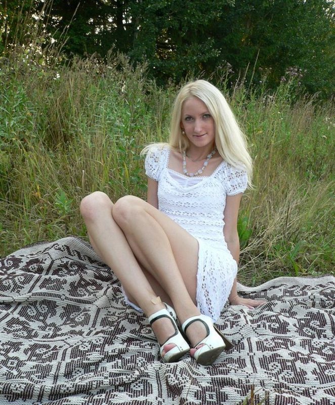 Блонда показала голую киску под белым платьем на природе 14 фотография