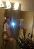 Соблазнительная медсестра хочет снять сексуальный халатик в ванне 5 фото
