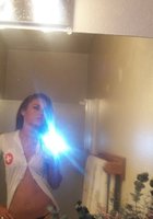 Соблазнительная медсестра хочет снять сексуальный халатик в ванне 11 фото