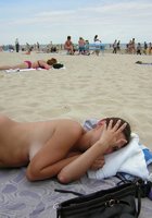Грешница отдыхает на пляже лишь в черных трусах 11 фотография