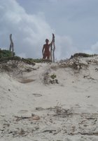 Белокурая мамочка показывает классные сиськи на пляже 10 фотография
