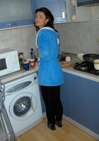 Брюнтистая домохохяйка показывает красивую попку на кухне 4 фото