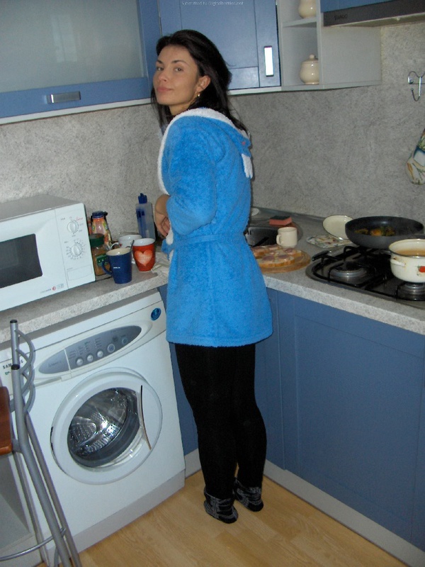 Брюнтистая домохохяйка показывает красивую попку на кухне 4 фотография
