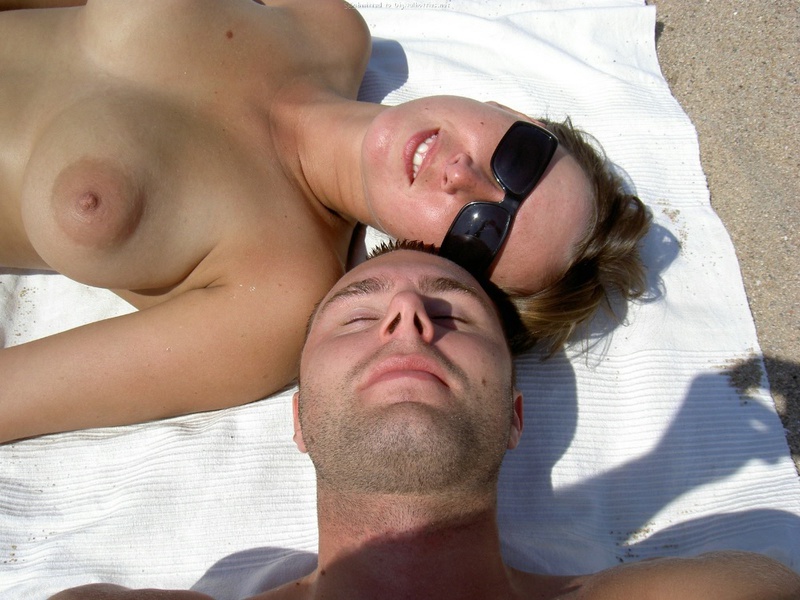 Тридцатилетняя дама на пляже отдыхает топлес 17 фотография