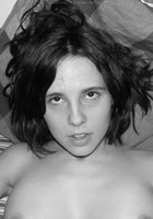 Молодая девушка хвастается волосатой писей в спальне 18 фото