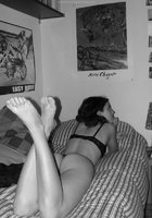 Молодая девушка хвастается волосатой писей в спальне 16 фото