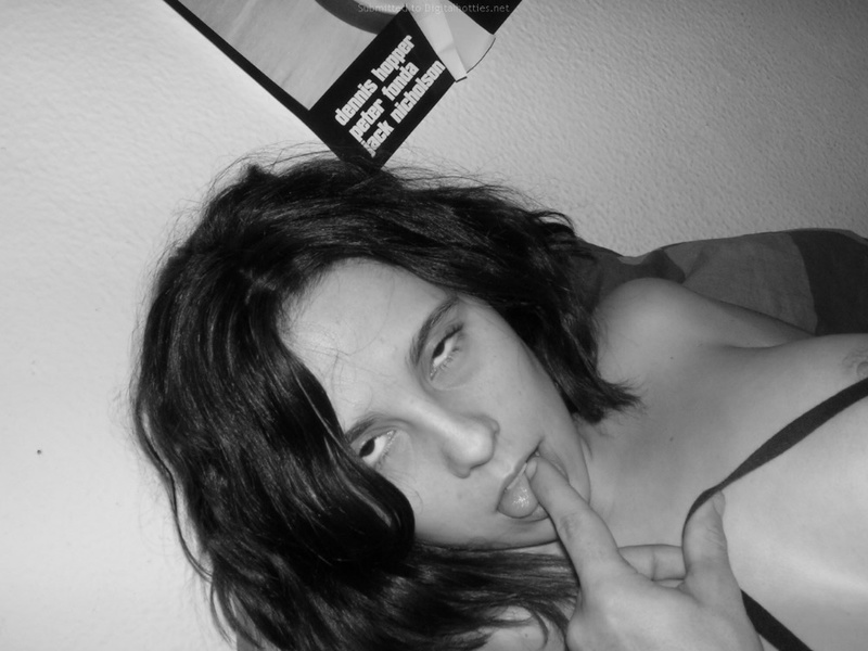 Молодая девушка хвастается волосатой писей в спальне 15 фотография