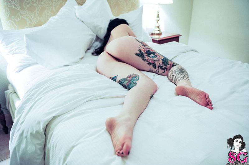 Прекрасная Виши лежит на постели совершенно нагая 23 фотография