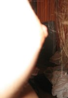 Бабенка сушит волосы феном стоя раком перед зеркалом 20 фото