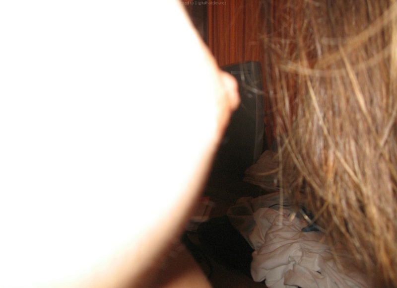 Бабенка сушит волосы феном стоя раком перед зеркалом 20 фотография