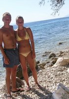 Молодая семья любит отдыхать на нудиском пляже 10 фотография