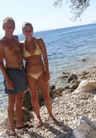Молодая семья любит отдыхать на нудиском пляже 9 фотография