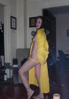 Молодая бэйба скидывает с себя желтый халатик 13 фото