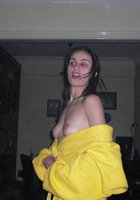 Молодая бэйба скидывает с себя желтый халатик 8 фотография