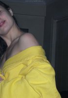 Молодая бэйба скидывает с себя желтый халатик 5 фотография