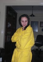 Молодая бэйба скидывает с себя желтый халатик 1 фото