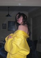 Молодая бэйба скидывает с себя желтый халатик 4 фотография