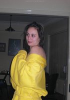 Молодая бэйба скидывает с себя желтый халатик 6 фото
