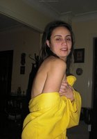 Молодая бэйба скидывает с себя желтый халатик 12 фотография