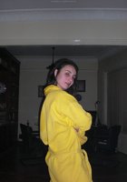 Молодая бэйба скидывает с себя желтый халатик 3 фото
