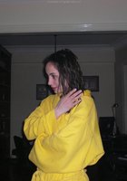 Молодая бэйба скидывает с себя желтый халатик 2 фото