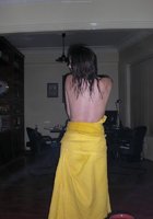 Молодая бэйба скидывает с себя желтый халатик 18 фотография