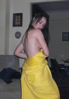 Молодая бэйба скидывает с себя желтый халатик 17 фото