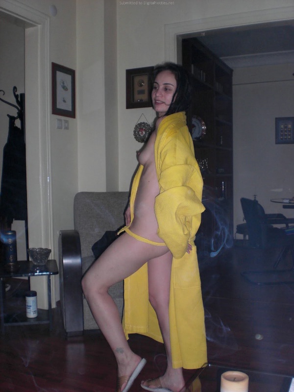 Молодая бэйба скидывает с себя желтый халатик 13 фотография